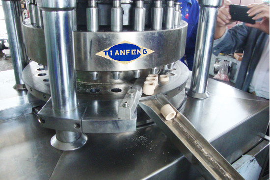 Une nouvelle machine de fabrication de crucibles en céramique de type rotatif ZPW25