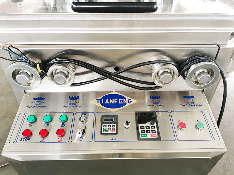 30 mm Max. Machine de pressage à profondeur de remplissage de comprimés avec une capacité de production allant jusqu'à 15 mm d'épaisseur