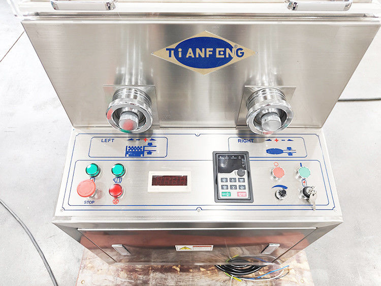 Industrie pharmaceutique Machine de presse à rouleaux de comprimés avec une puissance de 2,2 kW et une sortie maximale de comprimés de 16200 pièces/h