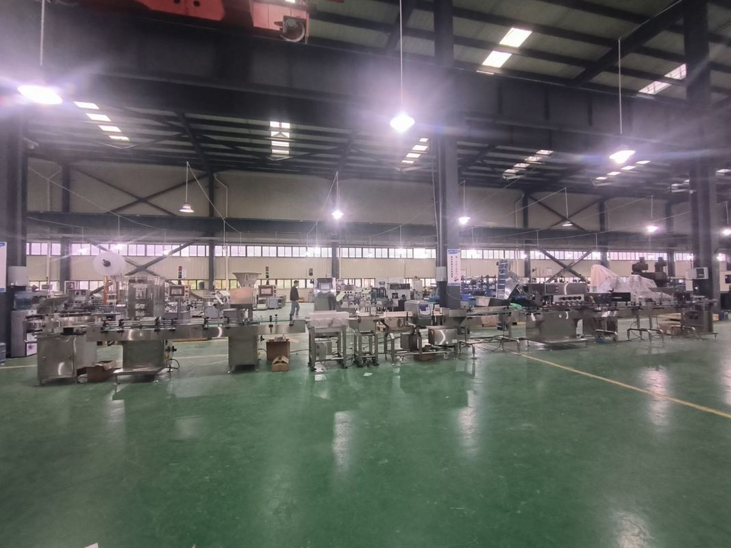 Ligne de production de remplissage de bouteilles haute vitesse 380V avec une garantie d'un an pour les bouteilles de 60 ml 80 ml 100 ml