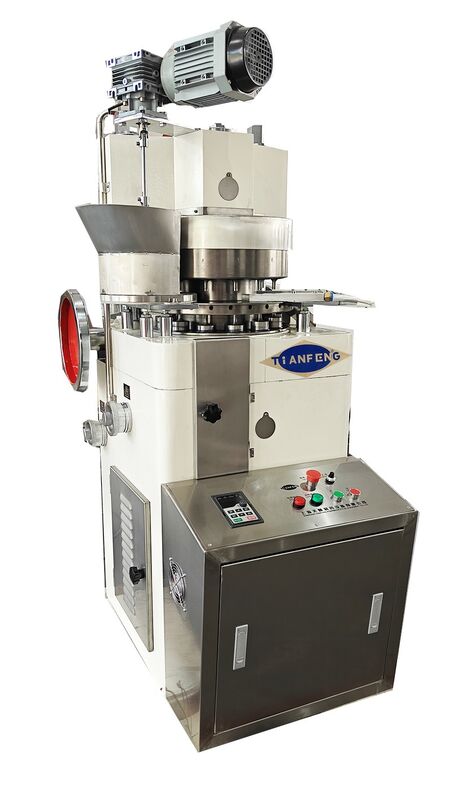 Machine de compression de comprimés polyvalente capable de produire diverses formes et tailles de comprimés avec une force de compression constante