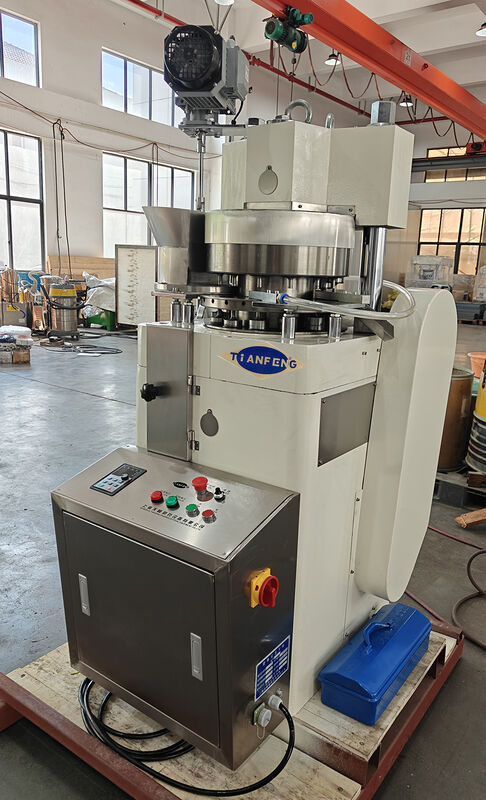 Machine de compression de comprimés polyvalente capable de produire diverses formes et tailles de comprimés avec une force de compression constante