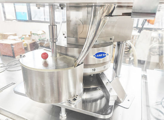 10000-42000 pièces/heure Capacité Rotary Tablet Press Machine avec une tension de 380V et une vitesse maximale de tourelle de 20 à 37 tours par minute
